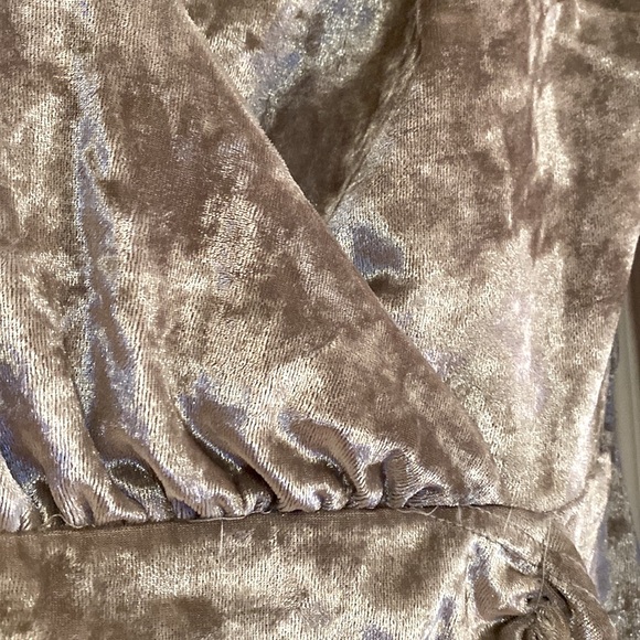 Main Strip NWT Gorgeous Gold/Cream Velour Junior Dress 👗 Size Large - Picture 8 of 16